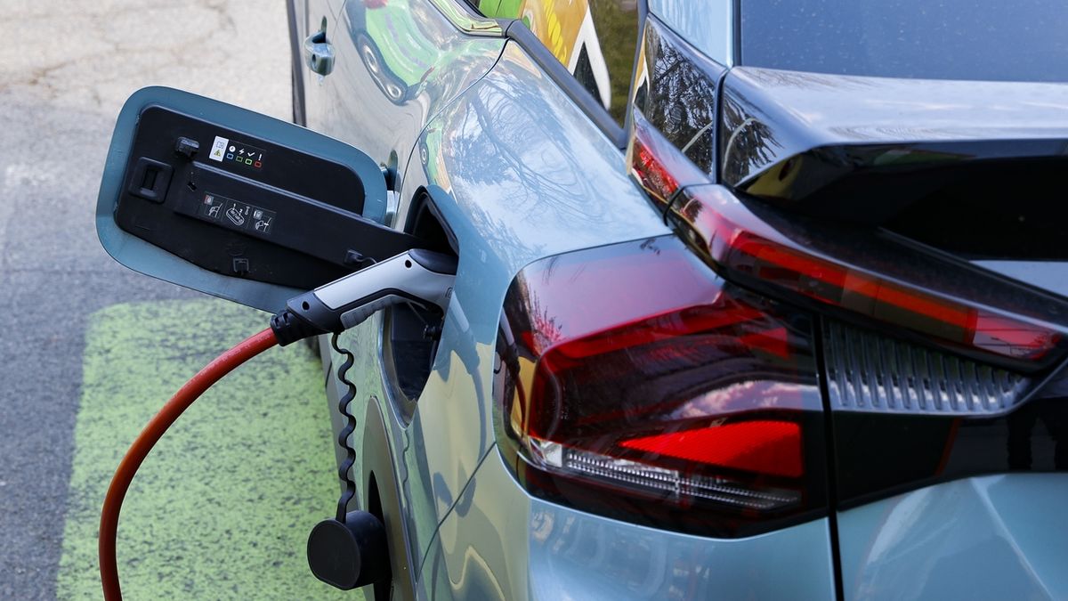 Elektromobily mohou být levnější než spalovací auta už v roce 2027, tvrdí studie